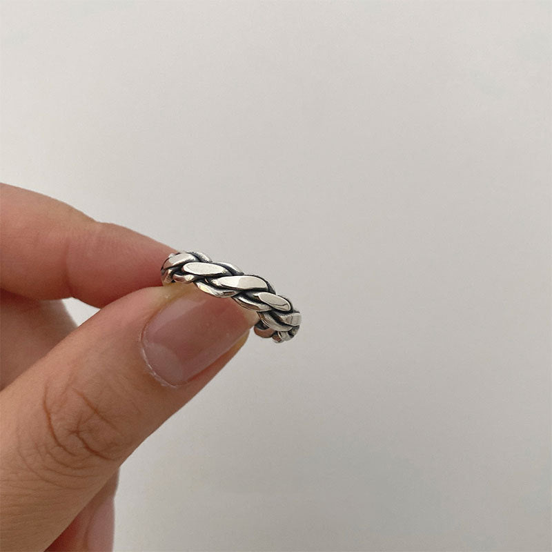 Bague élégante pour femme au design facetté