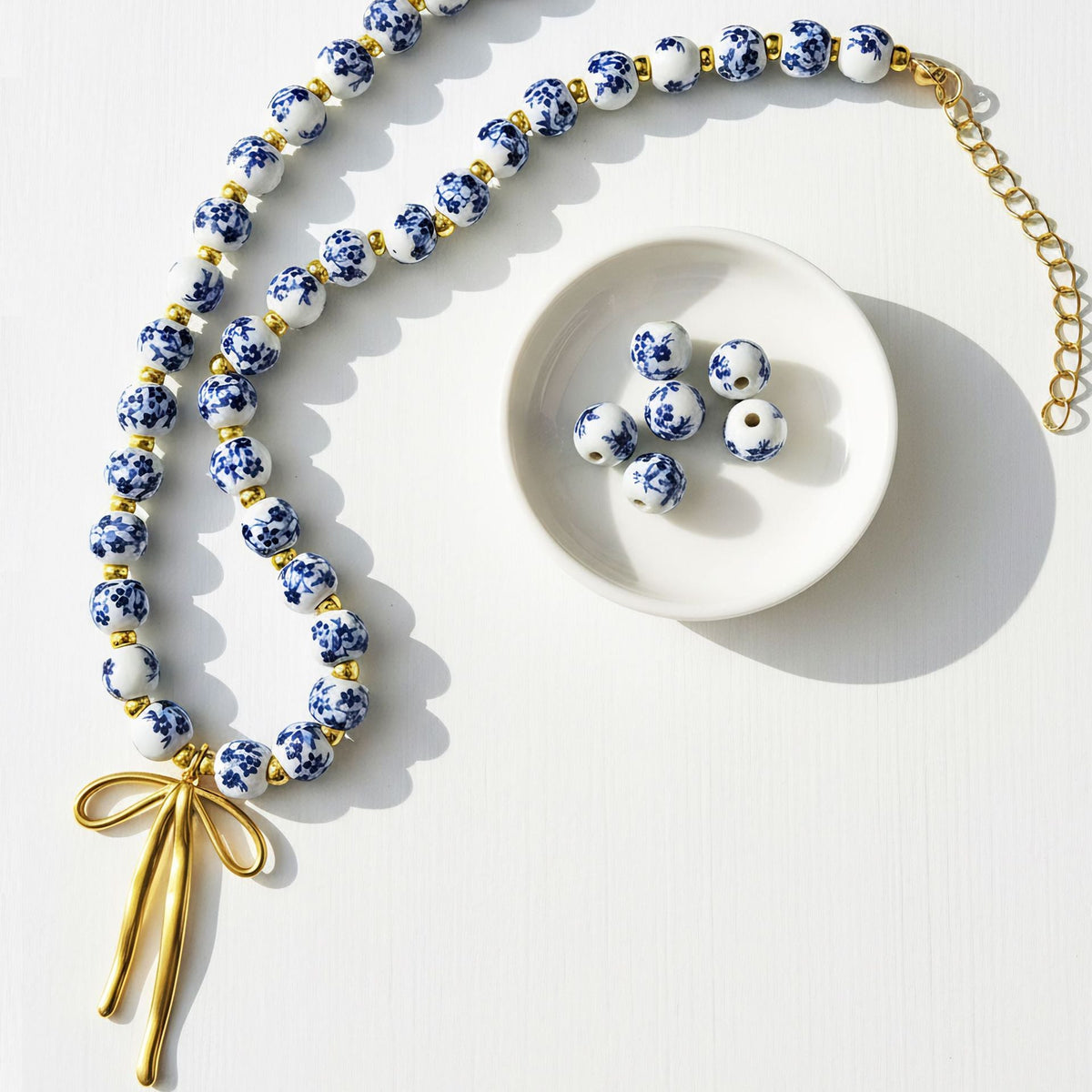 Collier décoratif pour femme avec pendentif nœud