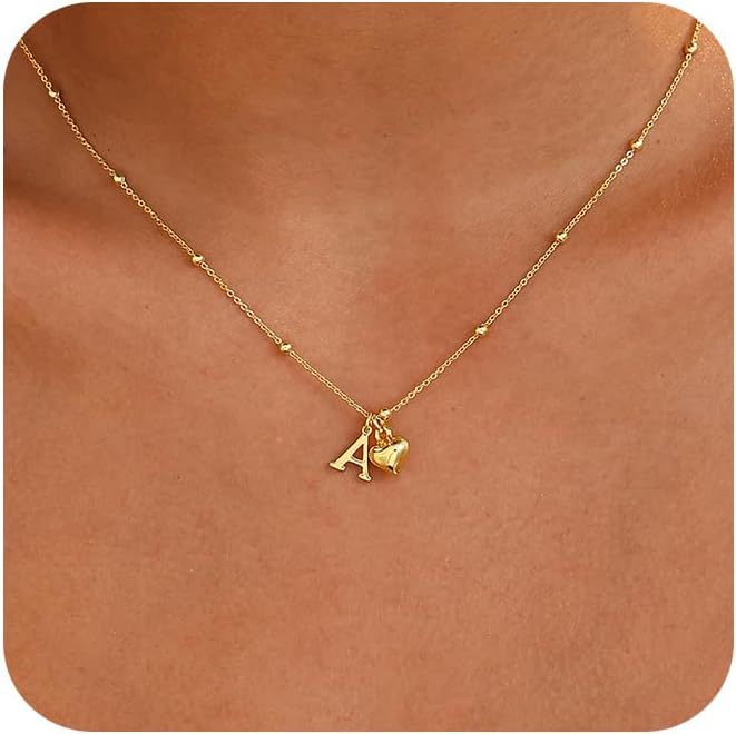 Collier prénom pour femme avec pendentif personnalisé et détails brillants