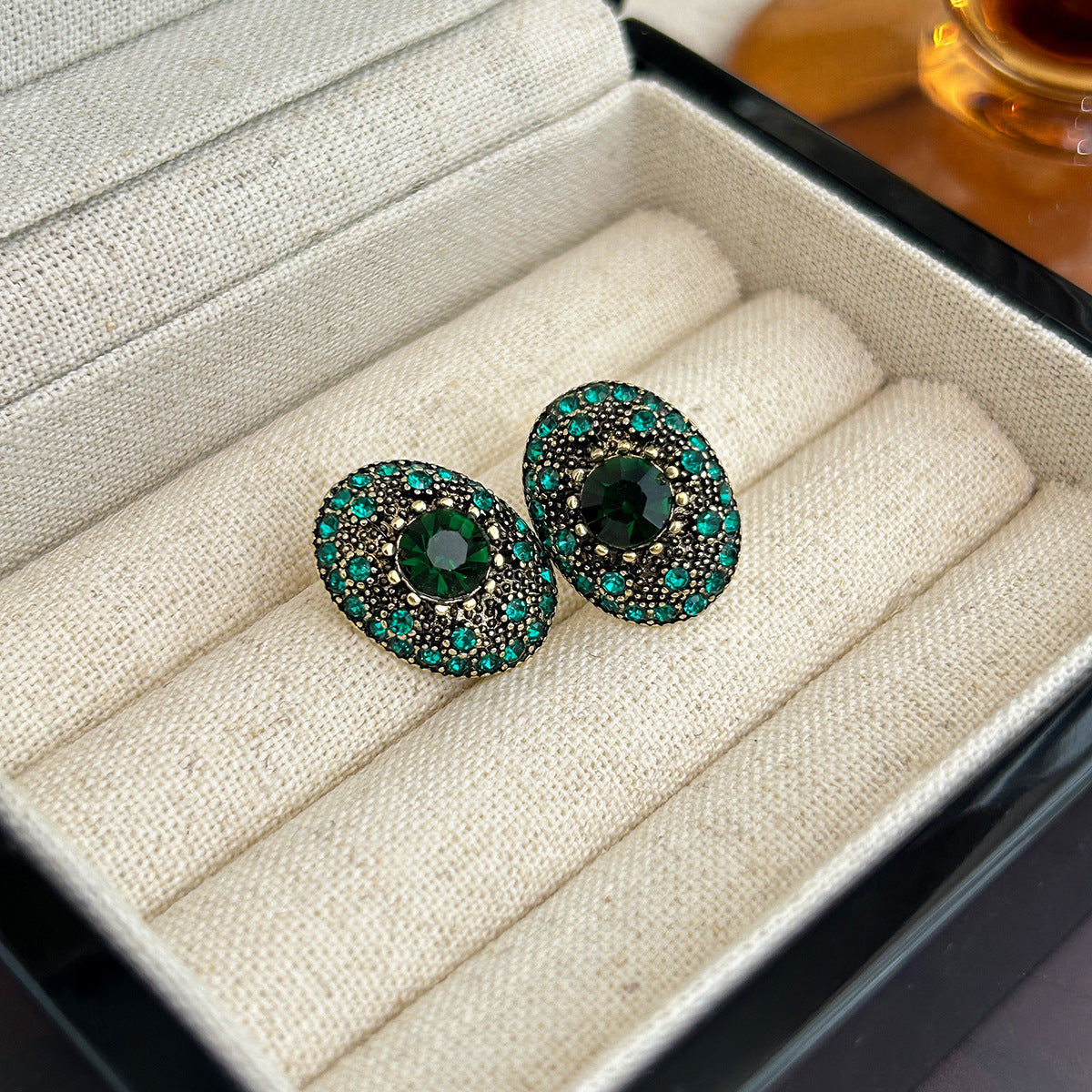 Boucles d'oreilles puces étincelantes aux détails complexes