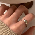 Bague ouverte pour femme au design incurvé et accent minimaliste