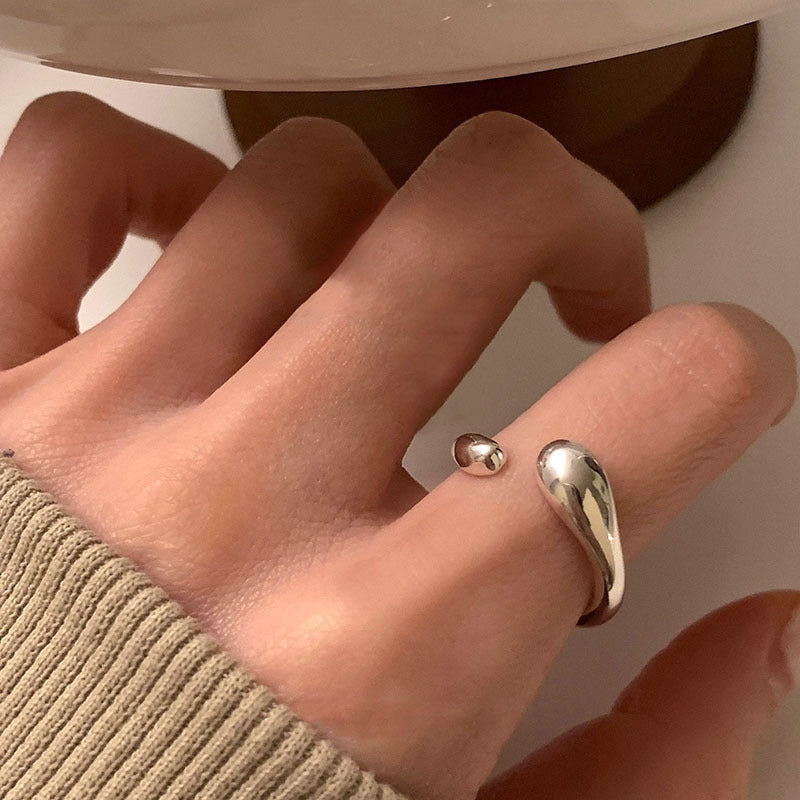 Bague ouverte pour femme au design incurvé et accent minimaliste