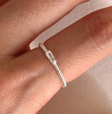 Offener Ring mit Kristall