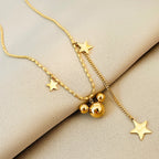 Collier pour femme avec pendentifs étoile et orbe
