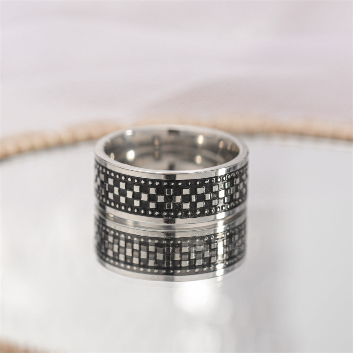 Bague pour homme avec motif à carreaux tressé