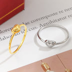 Bague délicate pour femme avec design en cœur et accents scintillants