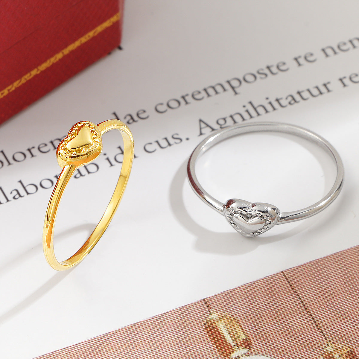 Bague délicate pour femme avec design en cœur et accents scintillants