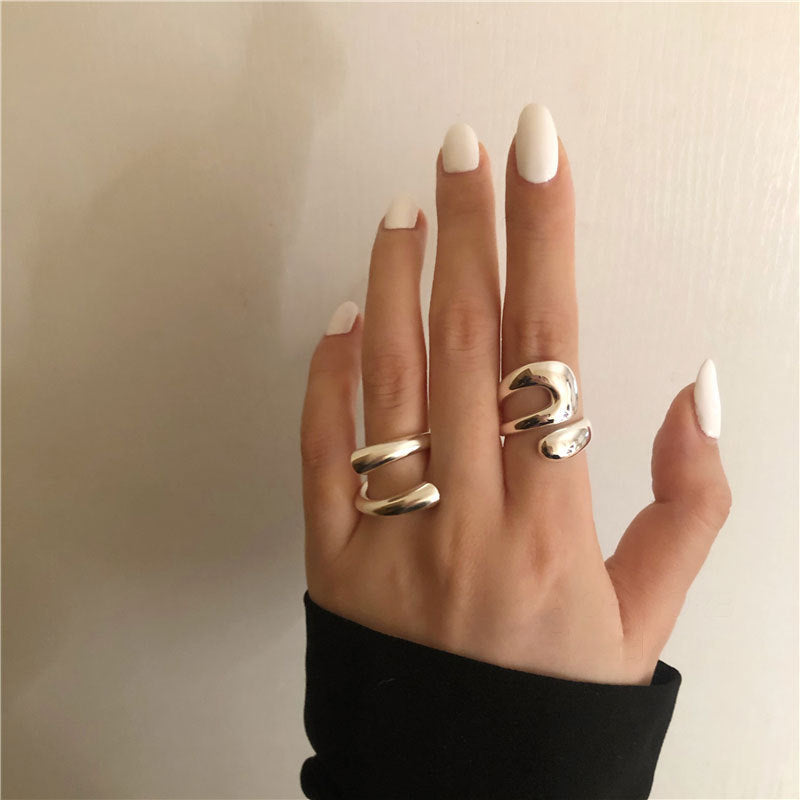 Bague ouverte pour femme au design moderne