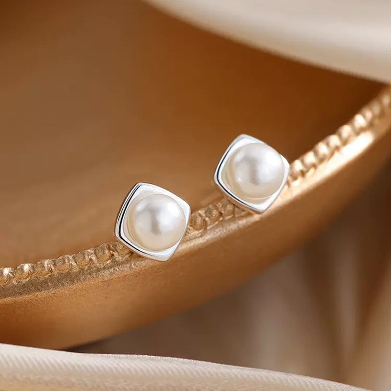 Boucles d'oreilles pour femme au design perlé avec accents argentés