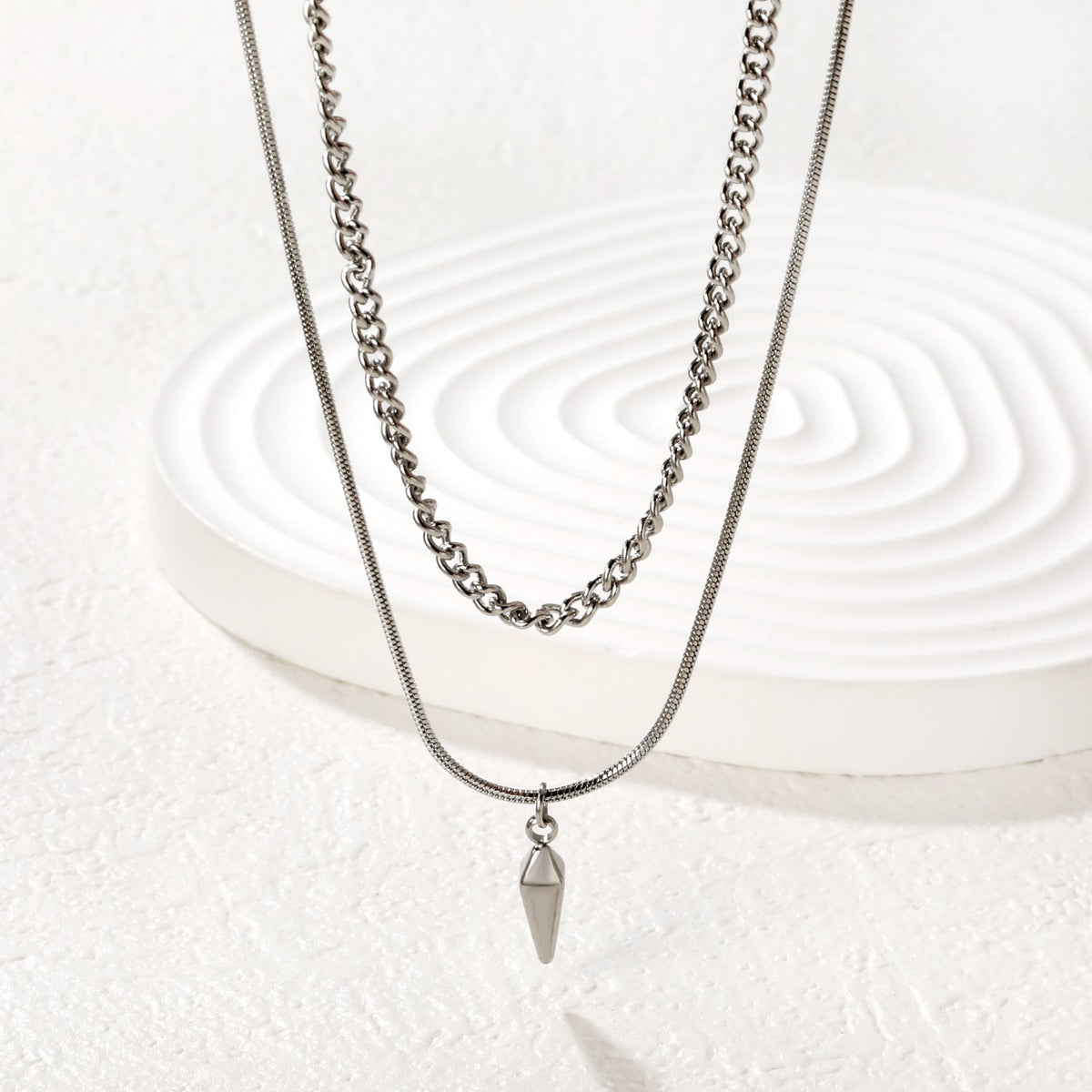 Collier multicouche pour femme avec pendentif moderne