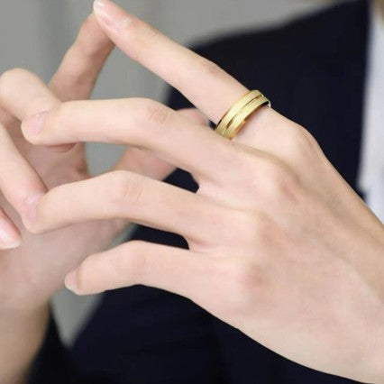 Bague pour homme à surface texturée et lignes élégantes