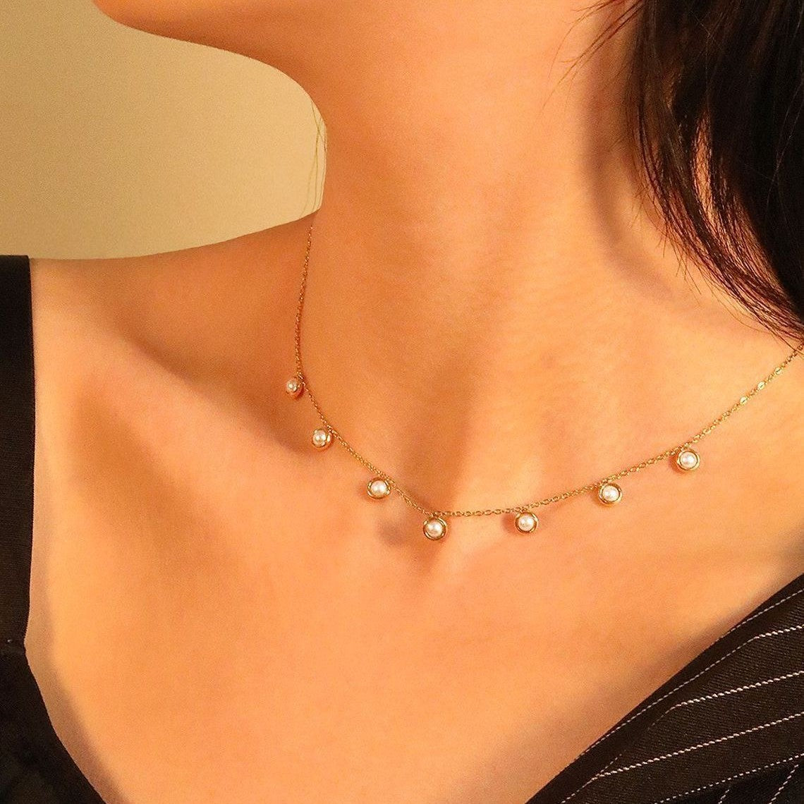 Collier élégant pour femme avec perles et chaîne fine