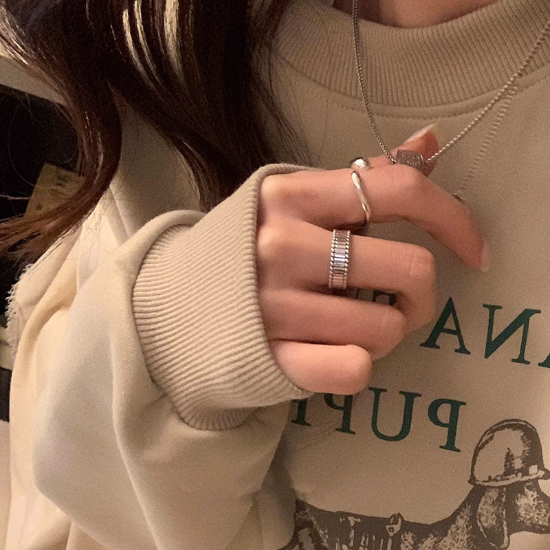Bague ouverte pour femme au design incurvé et accent minimaliste