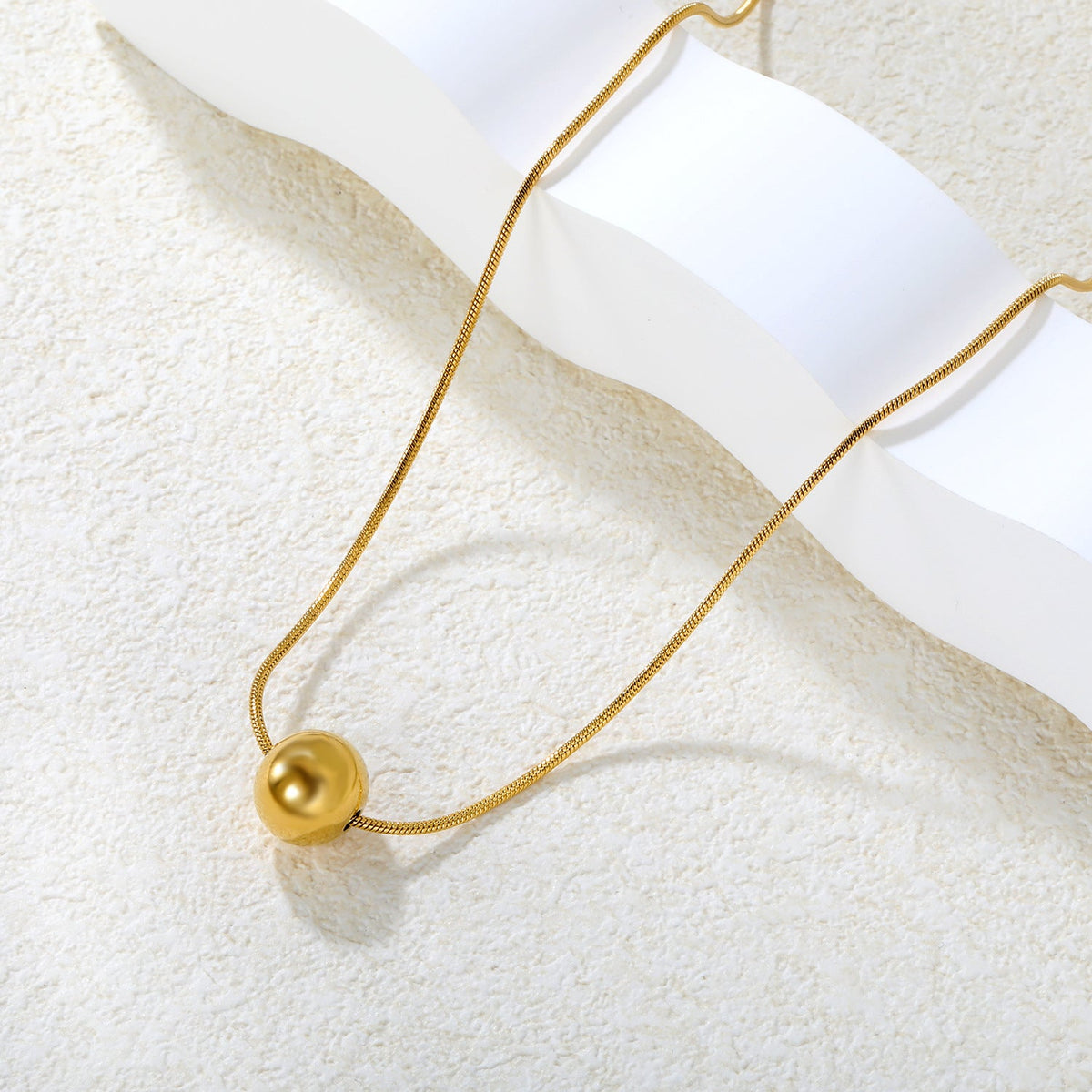 Collier pour femme avec pendentif boule réglable en acier