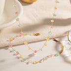 Collier pour femme avec cristaux facettés colorés et chaîne dorée délicate