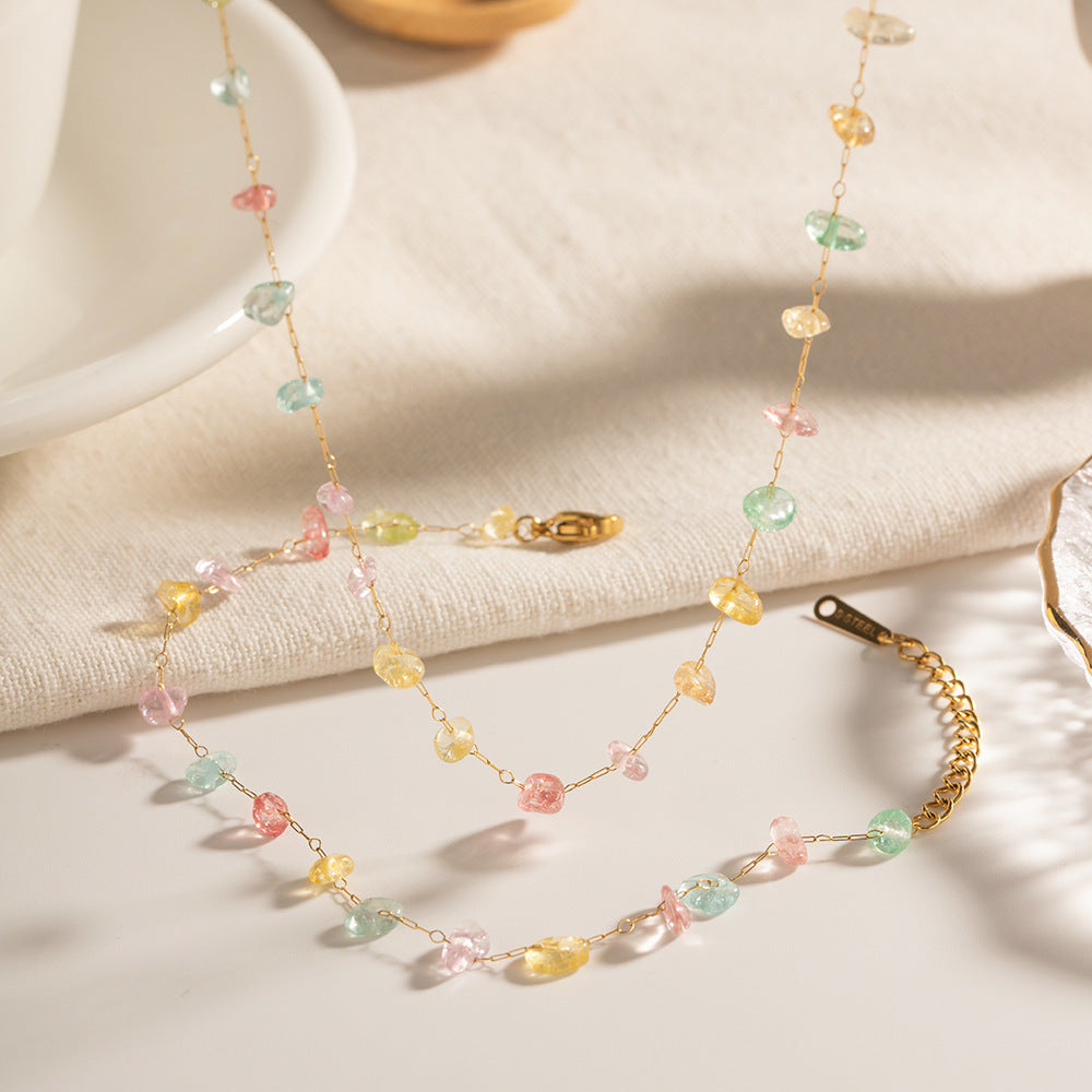 Collier pour femme avec cristaux facettés colorés et chaîne dorée délicate