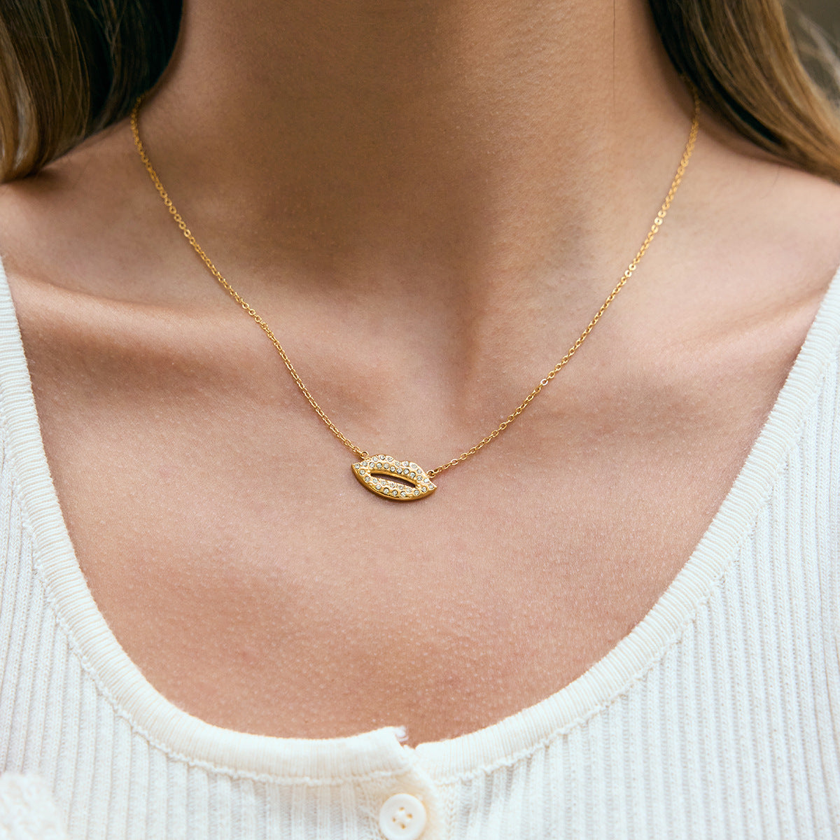 Collier pour femme avec pendentif lèvres scintillantes en acier inoxydable hypoallergénique