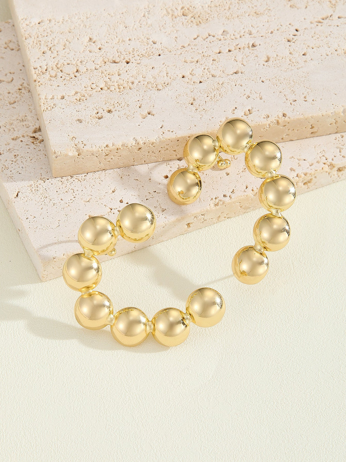 Bracelet pour femme avec perles dorées texturées