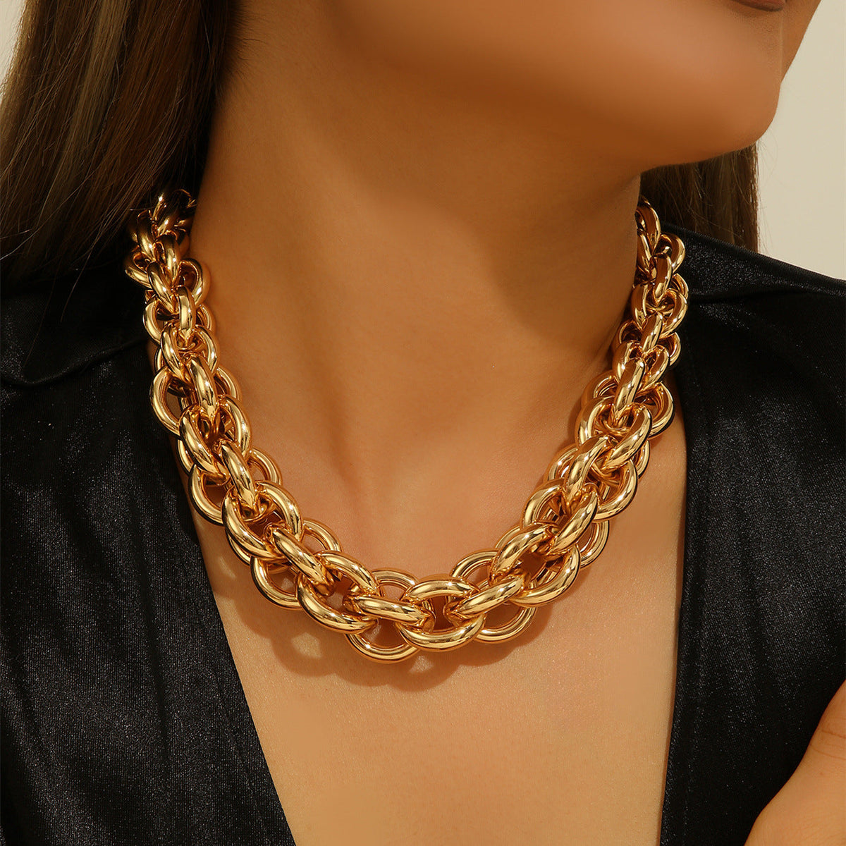 Collier statement pour femme au design sculptural