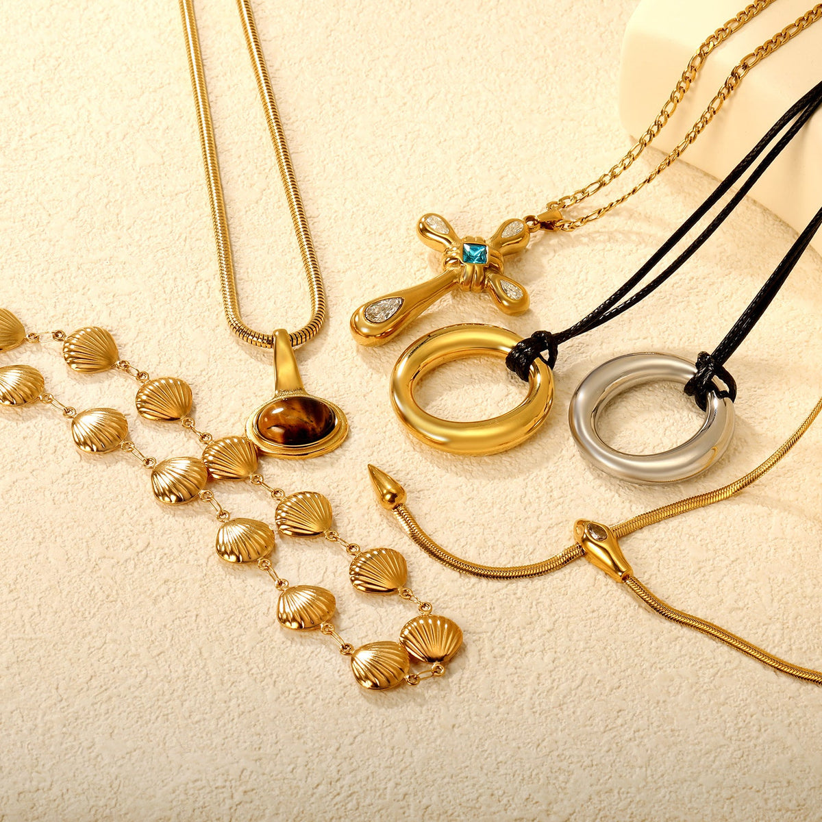 Collier pour femme avec pendentif anneau moderne et brillant en acier inoxydable