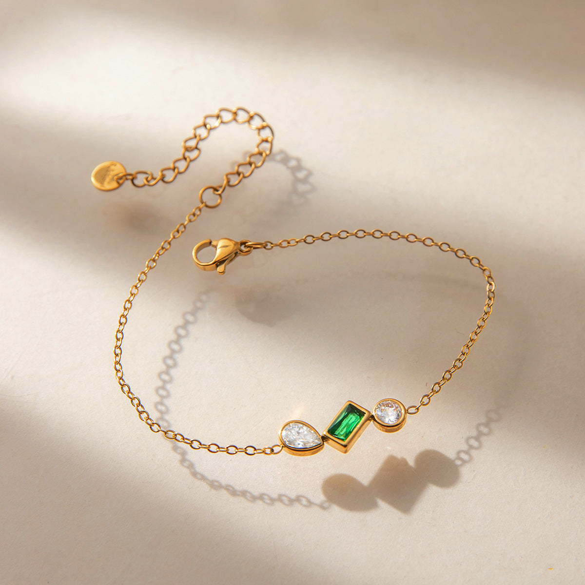 Bracelet pour femme avec pierre précieuse verte et accents en zircone