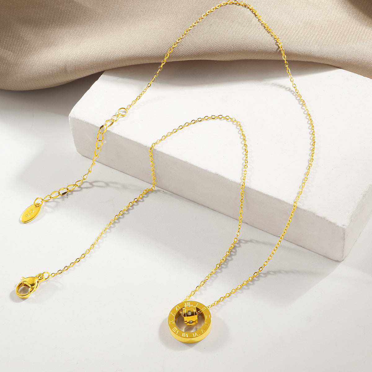 Collier pour femme avec pendentif cercle et chiffres romains