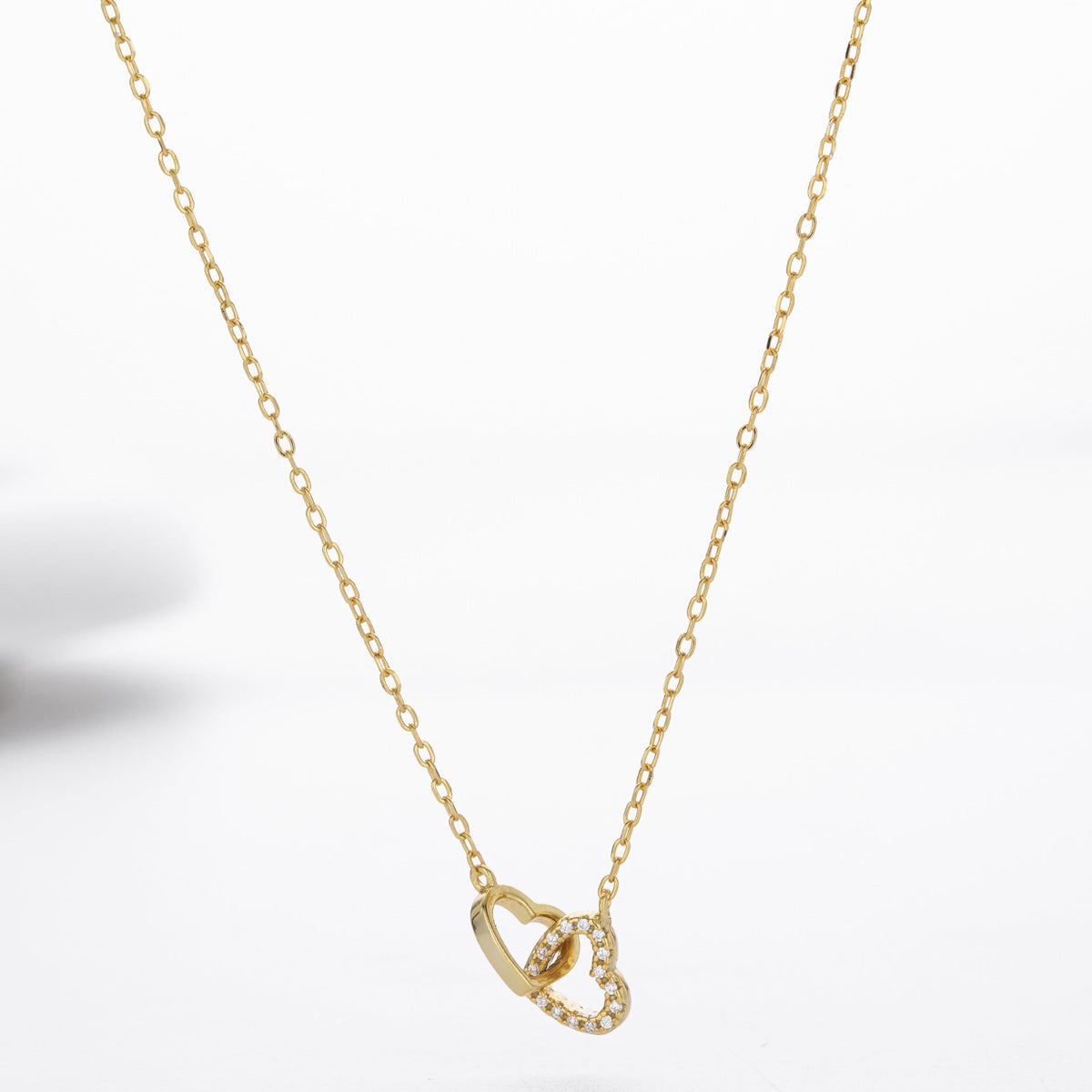 Collier pour femme avec pendentif double cœur et zircons étincelants