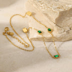 Collier pour femme avec design en pierre verte élégant et fine dorure