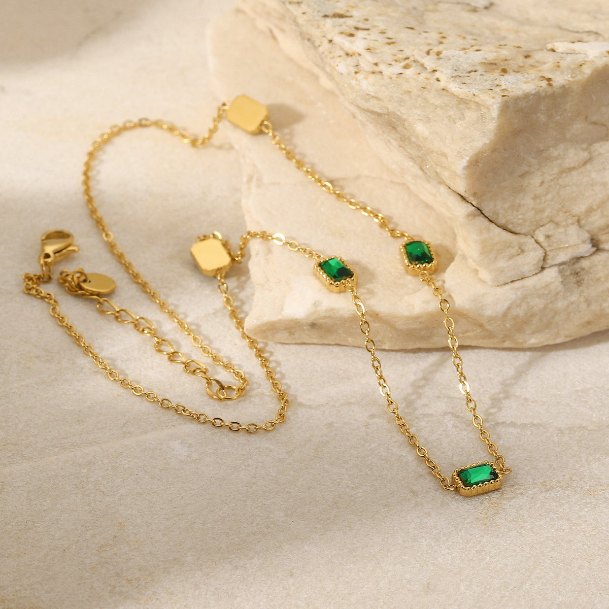 Collier pour femme avec design en pierre verte élégant et fine dorure