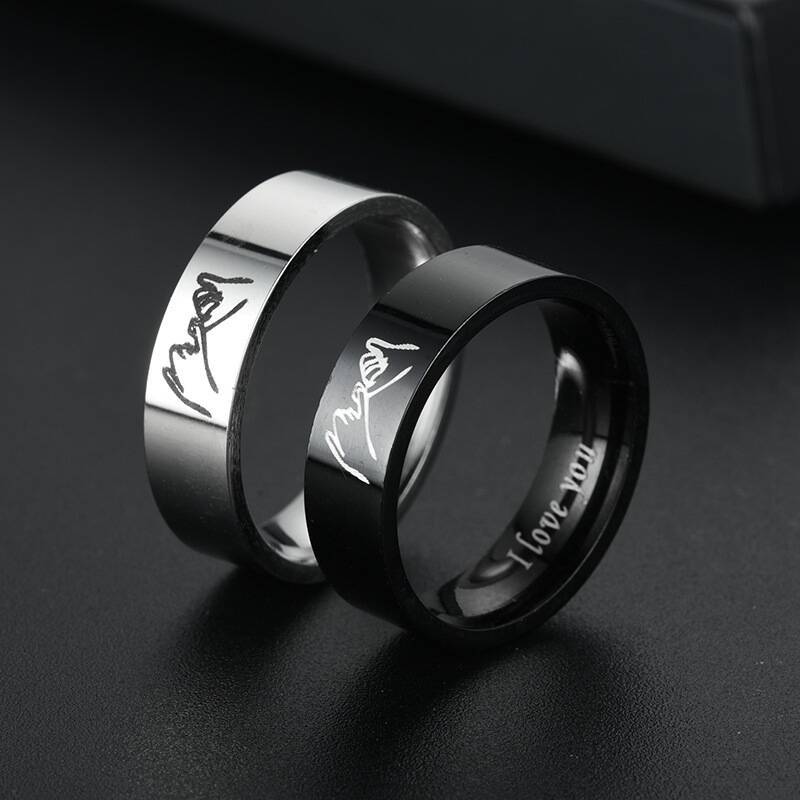 Bague pour homme avec symbole d'amour gravé et finition brillante