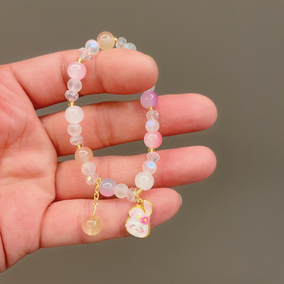 Bracelet fantaisie avec perles en verre colorées et pendentif