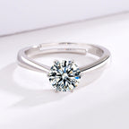 Bague pour femme avec zircon étincelant et design incurvé moderne