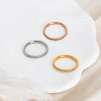 Bague délicate pour femme avec pierres de zircone