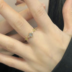 Bague ouverte pour femme avec surface structurée et pierre précieuse élégante