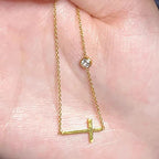 Collier pendentif croix gravée pour femme