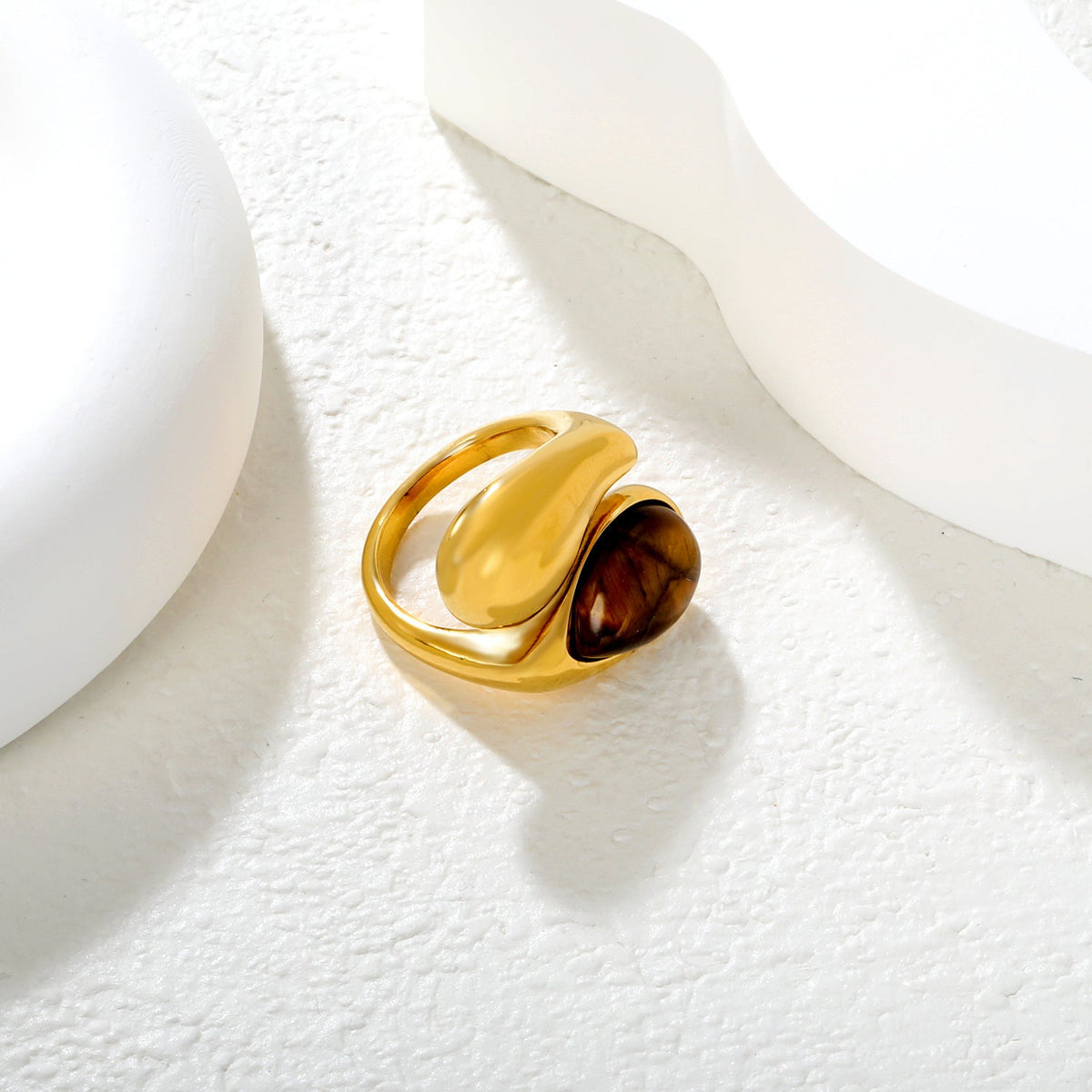 Bague pour femme design incurvé innovant et perle