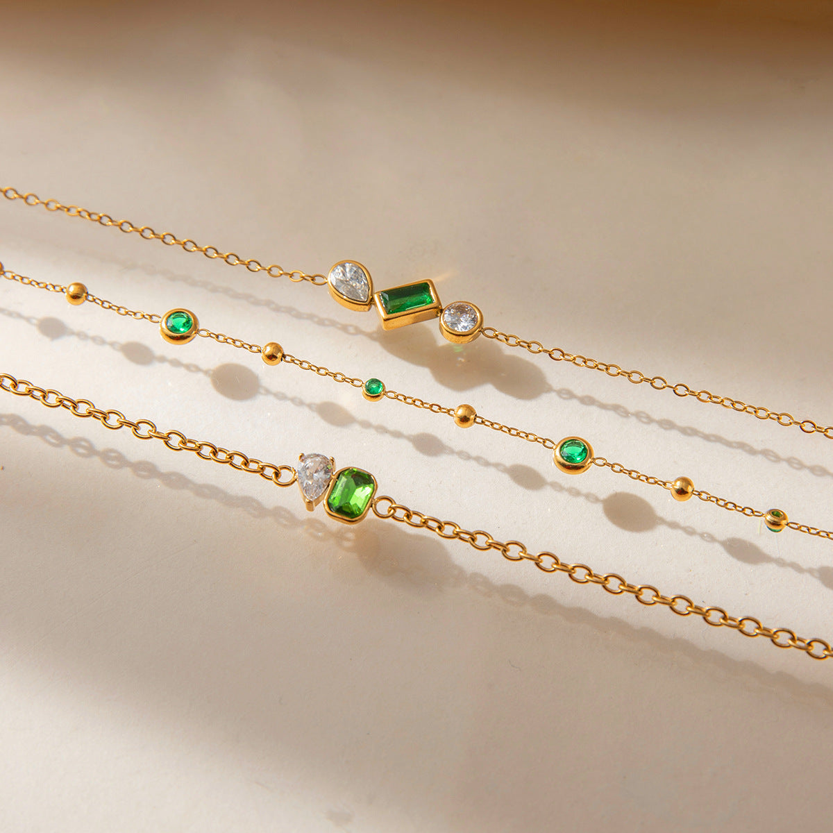 Bracelet pour femme avec pierre précieuse verte et accents en zircone
