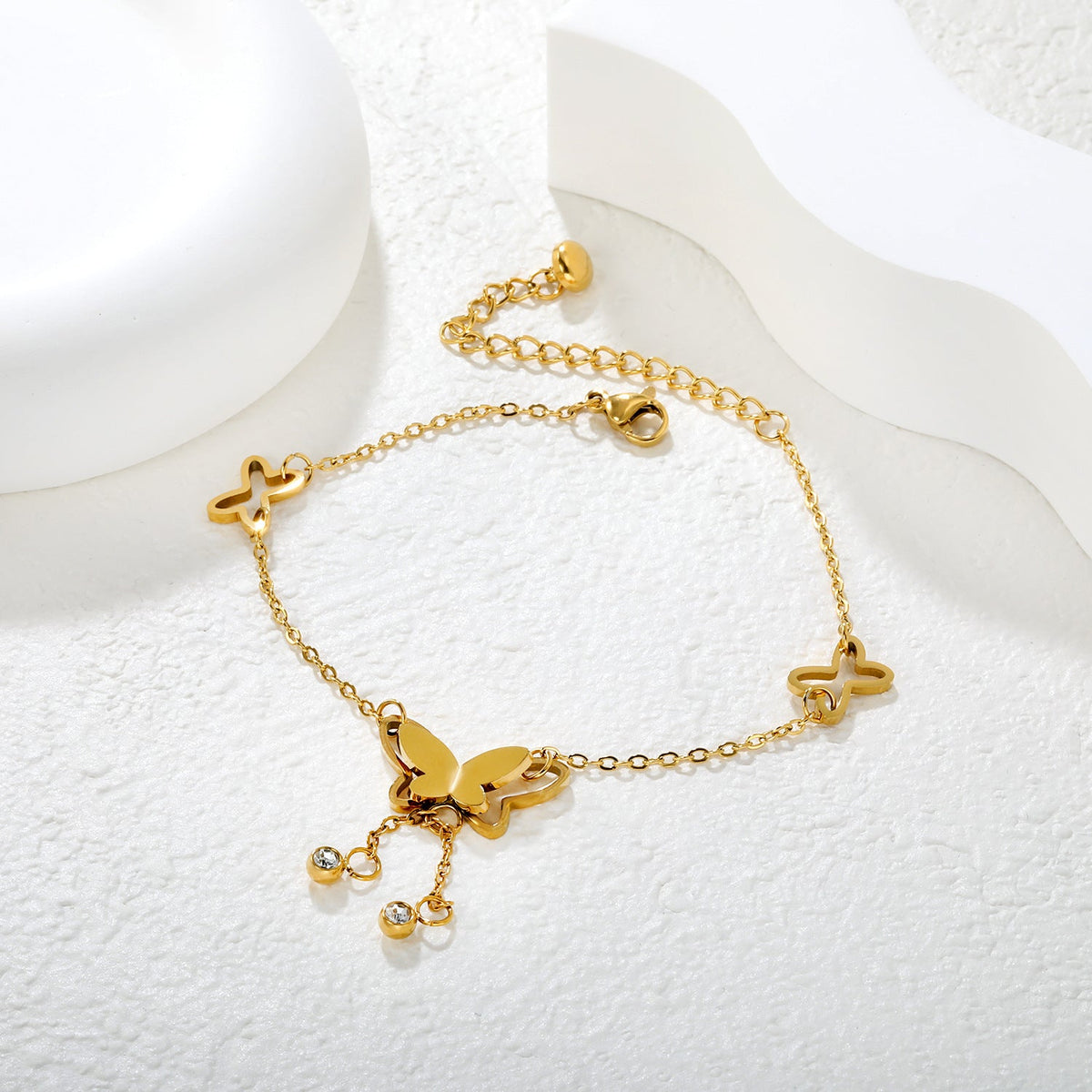 Bracelet délicat pour femme avec papillons et cristaux