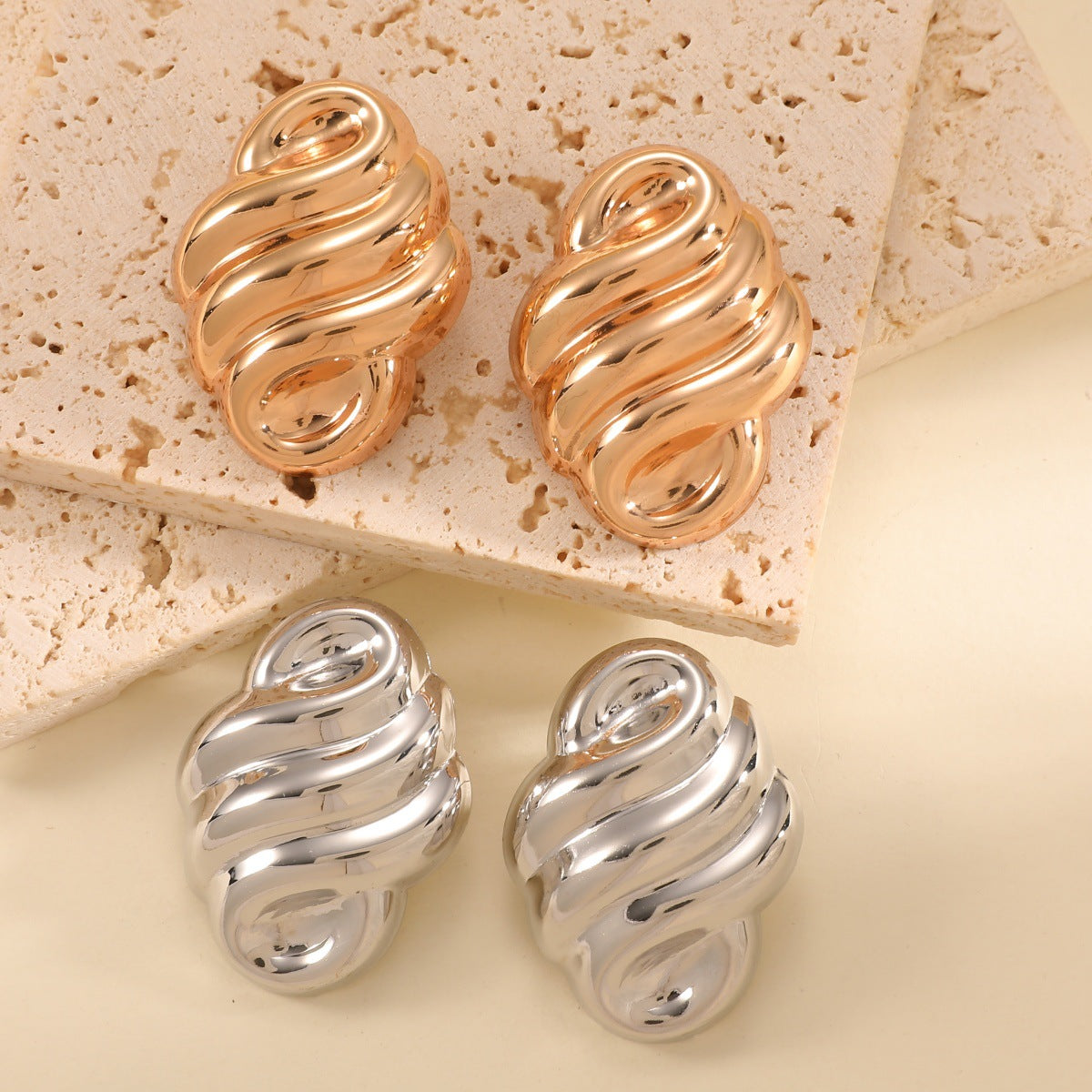 Boucles d'oreilles pour femme à motif ondulé élégant