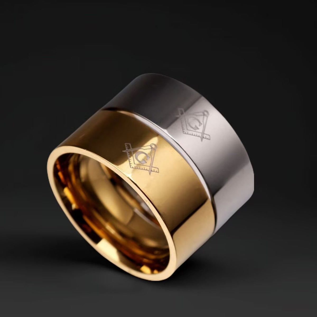 Bague pour homme avec surface polie et symbole