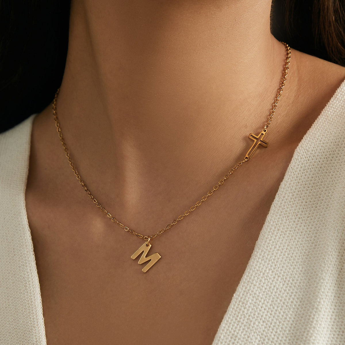 Collier personnalisé pour femme avec pendentif initiale et croix