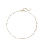 Collier de perles délicat avec chaîne dorée fine
