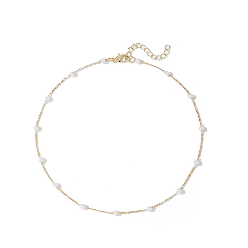 Collier de perles délicat avec chaîne dorée fine