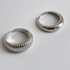 Bague ouverte tendance pour femme avec design incurvé