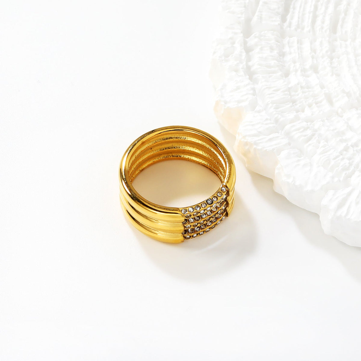Bague pour femme avec cristaux scintillants et design ondulé