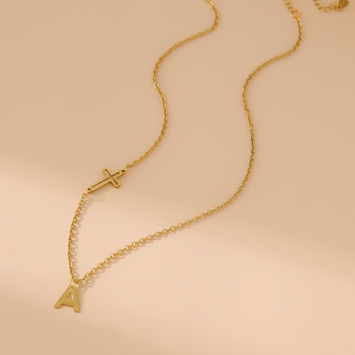Collier personnalisé pour femme avec pendentif initiale et croix