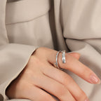 Bague ouverte pour femme au design incurvé