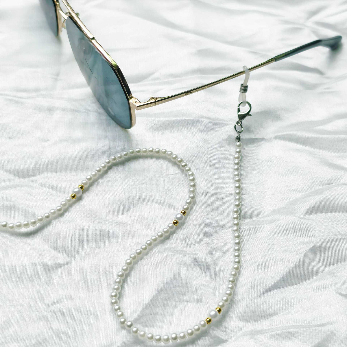 Collier de perles tendance avec accents dorés