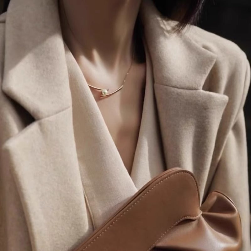 Collier pour femme avec perle et design minimaliste