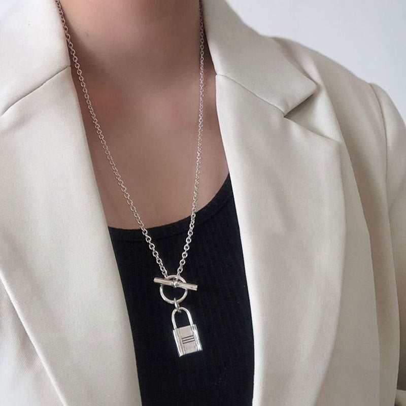 Collier pour femme avec pendentif cadenas unique